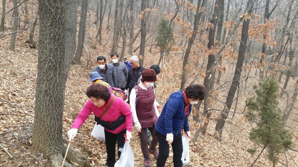오전동 주민자치위원회는 지난 6일 관내 모락산 등산로 일대에서 방치된 쓰레기를 수거하며 환경 정화활동을 펼쳤다.