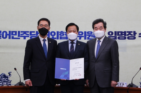 장현국 의장, 3일 더민주 대외협력위 부위원장에 임명(사진 왼쪽부터)김주영 의원, 장현국 의장, 이낙연 당대표