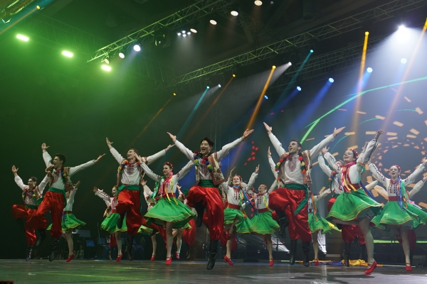 월드캠프 개막 축하공연을 하고 있는 우크라이나 댄스팀